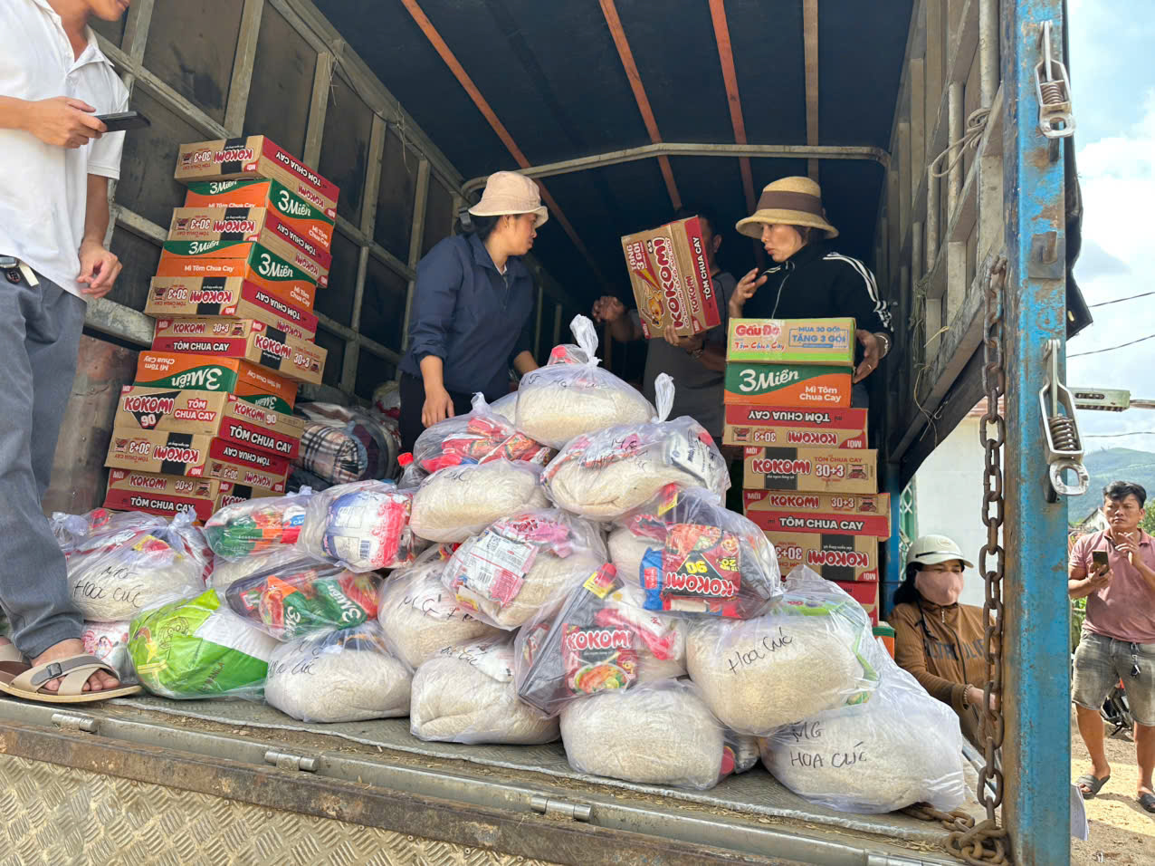 Trong thời gian qua, do ảnh hưởng của những đợt mưa lớn kéo dài, các xã khu vực phía Đông tỉnh Đắk Lắk đã chịu thiệt hại nặng nề. Nhiều tuyến đường bị ngập sâu, sạt lở; nhà cửa, tài sản của người dân bị cuốn trôi; bà con rơi vào hoàn cảnh khó khăn, thiếu lương thực, nước sạch và các nhu yếu phẩm thiết yếu. 	Trước tình hình đó Trường Mẫu giáo Hoa Cúc phát động phong trào quyên góp, kêu gọi tinh thần “tương thân tương ái – lá lành đùm lá rách”. 	Chỉ trong thời gian ngắn, chương trình đã nhận được rất nhiều sự ủng hộ nhiệt tình của các tập thể, cá nhân, thể hiện tinh thần đoàn kết của cộng đồng chung tay hướng về vùng lũ. Ngày 25/11/2025, Trường Mẫu giáo Hoa Cúc đã tổ chức chuyến hoạt động ý nghĩa “Hướng về nhân dân vùng lũ”, tại xã Phú Mỡ, tặng 70 phần quà; 200 kg gạo; 20 thùng mì tôm; 5 thùng sữa; 150 kg quần áo, chăn mền; cùng bánh ngọt, nước lọc và nhiều nhu yếu phẩm thiết yếu khác cho người dân. Tất cả đã được trao tận tay người dân đang gặp khó khăn, góp phần hỗ trợ kịp thời, giúp bà con sớm ổn định cuộc sống sau thiên tai. 	Hoạt động không chỉ mang giá trị vật chất mà còn là nguồn động viên tinh thần to lớn, thể hiện tinh thần trách nhiệm vì cộng đồng của Trường Mẫu giáo Hoa Cúc, đồng thời lan tỏa tình yêu thương, sự sẻ chia giữa người với người. Đây cũng là minh chứng rõ nét cho mối quan hệ gắn bó, đoàn kết trong mọi hoàn cảnh.  	Trường Mẫu giáo Hoa Cúc xin trân trọng cảm ơn sự chung tay đóng góp của Các tổ chức, Qúy cô giáo, Qúy Cha mẹ Trẻ và những tấm lòng hảo tâm. Chung sức -đồng lòng -vượt qua khó khăn, hướng đến một cuộc sống an toàn, ổn định cho nhân dân vùng lũ. 	Một số hình ảnh tại hoạt động